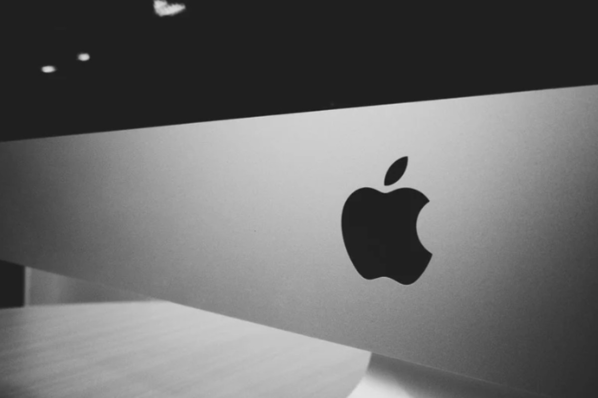 Dopo anni di speculazioni e sviluppi tecnologici, l’azienda di Cupertino ha confermato che i suoi occhiali intelligenti saranno disponibili entro il prossimo anno,