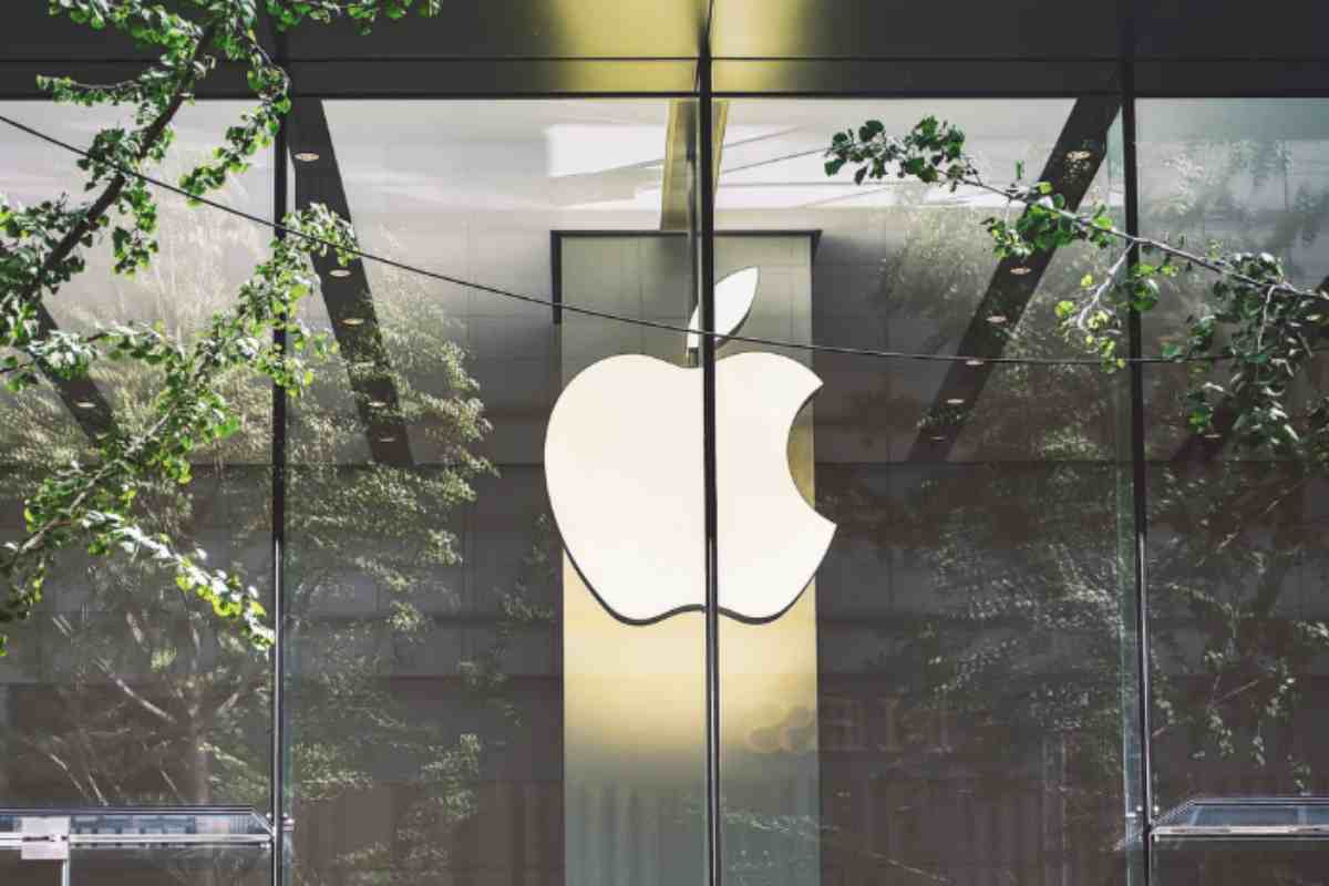 Dopo anni di speculazioni e sviluppi tecnologici, l’azienda di Cupertino ha confermato che i suoi occhiali intelligenti saranno disponibili entro il prossimo anno,
