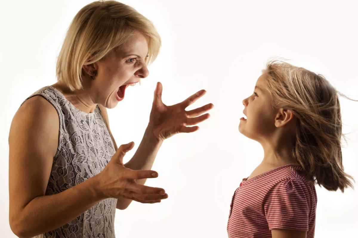 Le frasi ripetute da queste figure materne possono lasciare cicatrici invisibili ma durature, con conseguenze che si riflettono anche nell’età adulta.