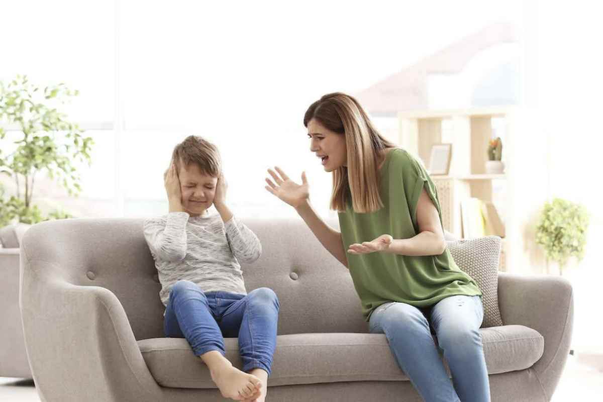 Le frasi ripetute da queste figure materne possono lasciare cicatrici invisibili ma durature, con conseguenze che si riflettono anche nell’età adulta.