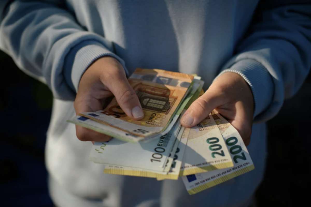 Donna euro Oggi più che mai, in un contesto socioeconomico in rapido cambiamento, il denaro assume significati che vanno ben oltre la sua funzione economica