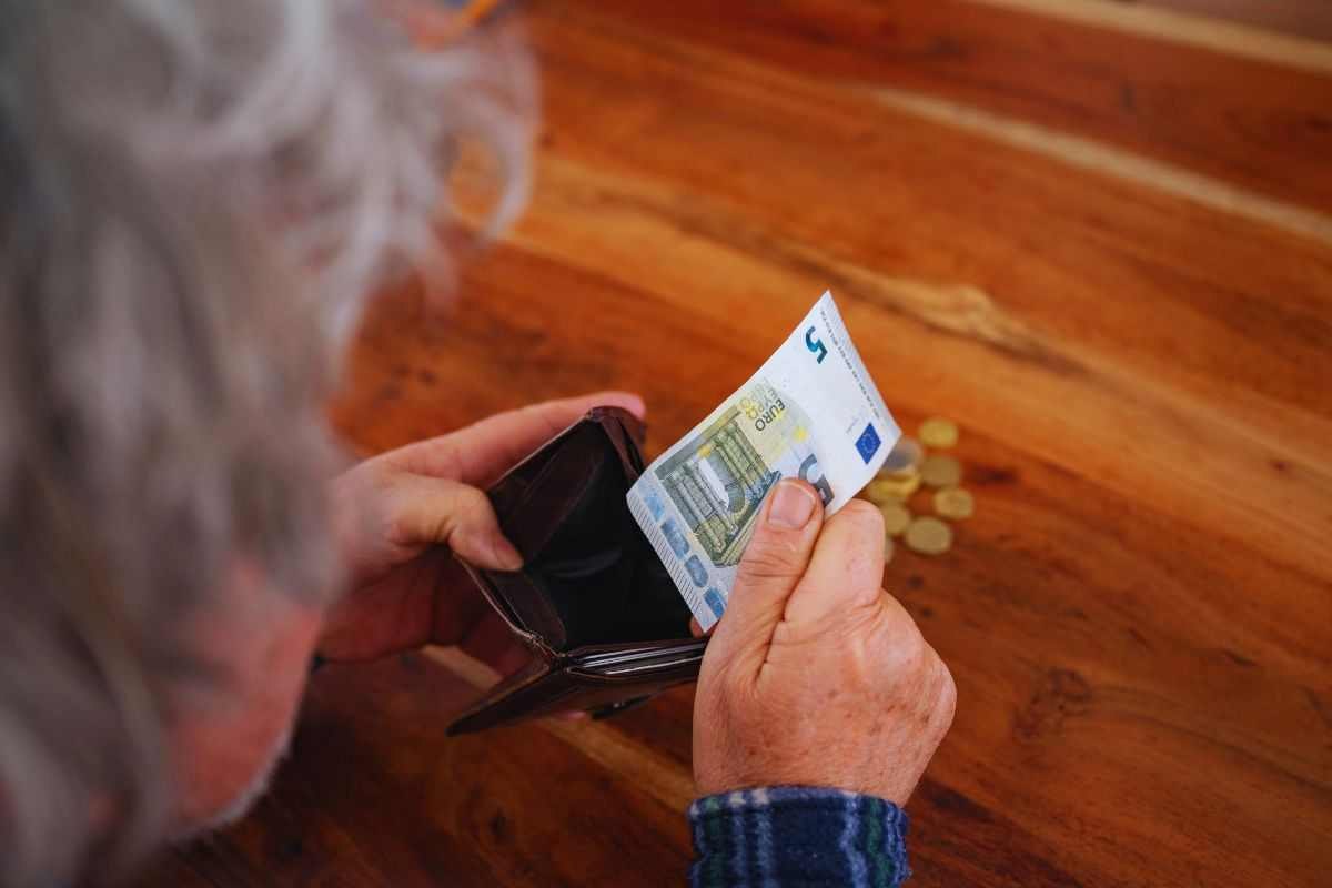 la misura di stop a stipendi e pensioni